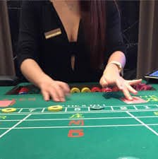Dealer profesional live casino bizz77game memandu permainan roulette secara langsung untuk pengguna Indonesia