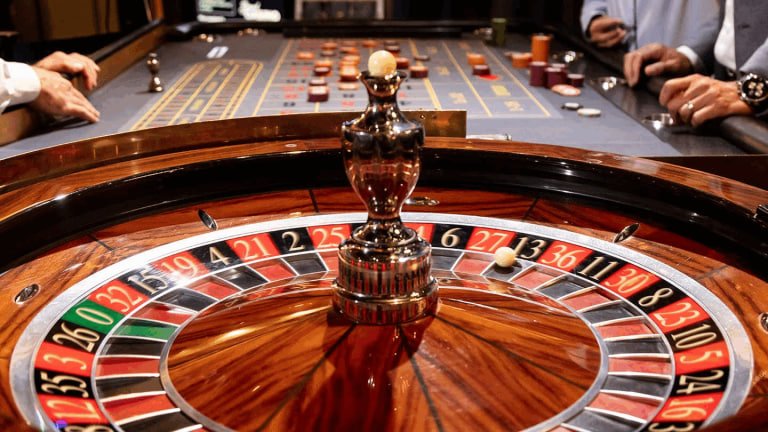 Tampilan antarmuka live casino bizz77game di perangkat mobile dengan meja baccarat aktif